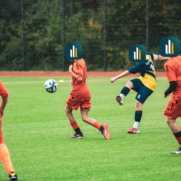 Zweikampf um den Ball im Mittelfeld, ein Spieler im gelb-blauen Trikot im Sprint