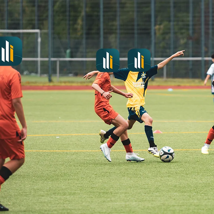 Dribbling im Zweikampf, zwei Spieler kämpfen um den Ball